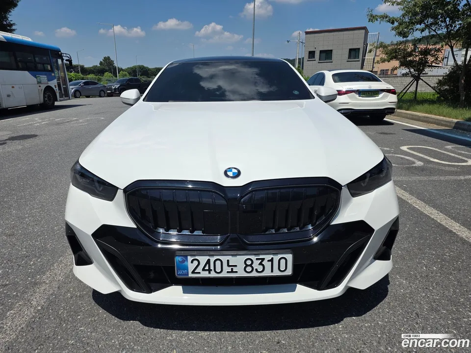 BMW 5 Series 520i 2024 — фото 1, купить с доставкой в Москву