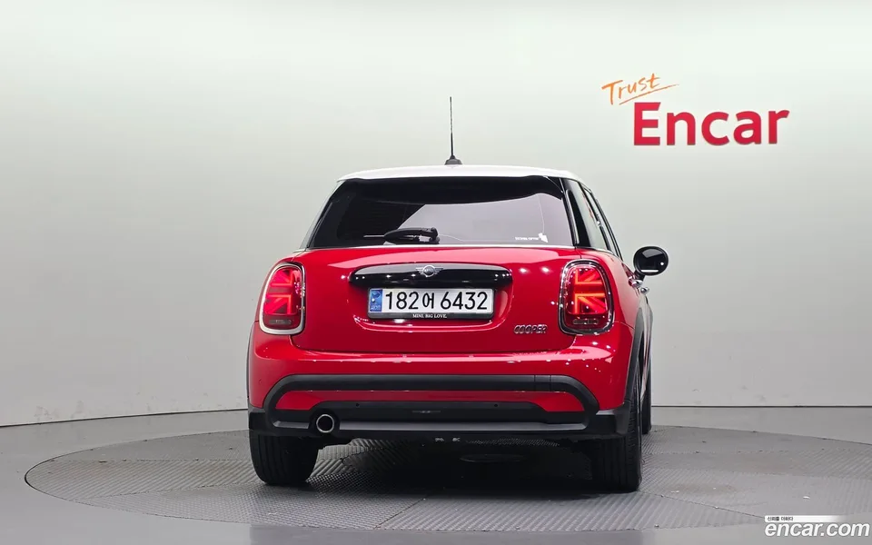 MINI Cooper 5 2023 — thumbnail 4