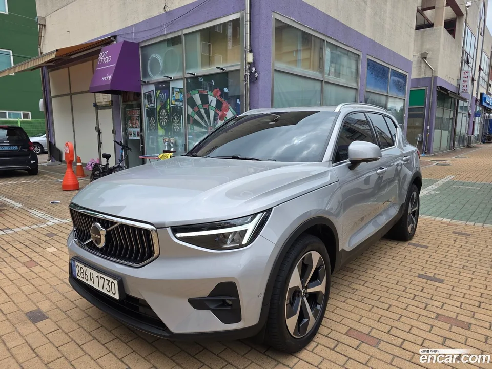 Volvo XC40 B4 2022 — photo 1, buy with delivery to Moscow