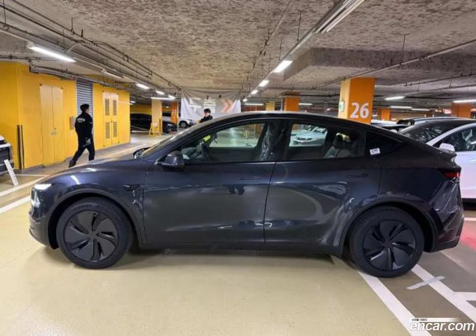 Tesla Model Y RWD 2026 — thumbnail 2