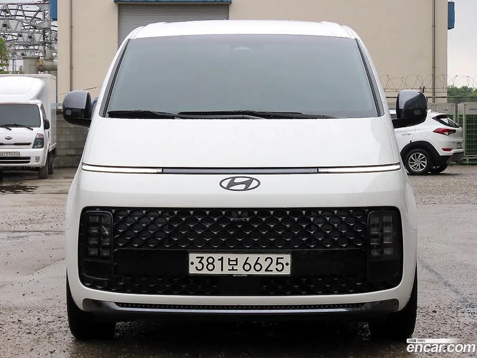 Hyundai Staria L3.5 7 2024 — photo 1, buy with delivery to Moscow