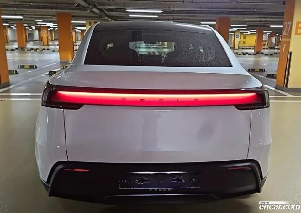 Tesla Model Y RWD 2026 — thumbnail 3