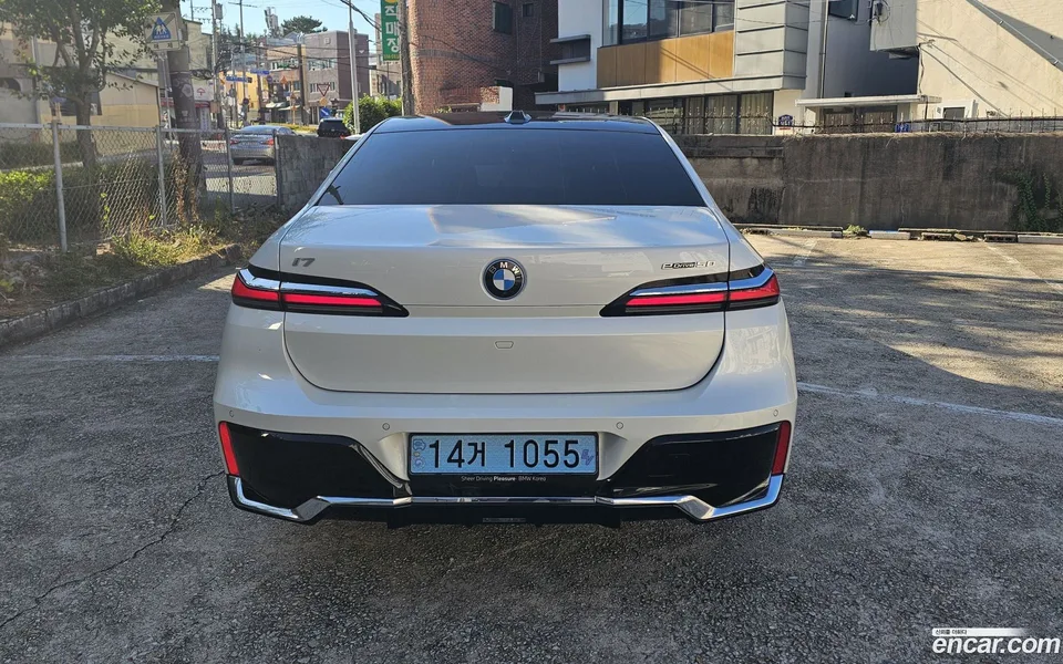 BMW i7 eDrive 50 M 2024 — thumbnail 2