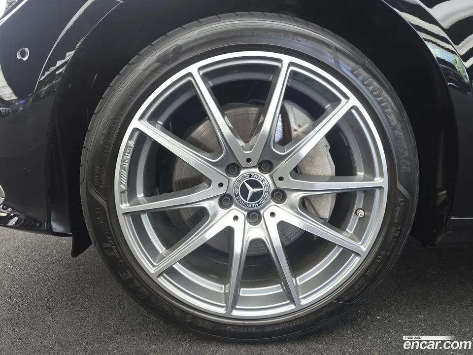 Mercedes-Benz E-Class E300e 4MATIC 2022 — thumbnail 2