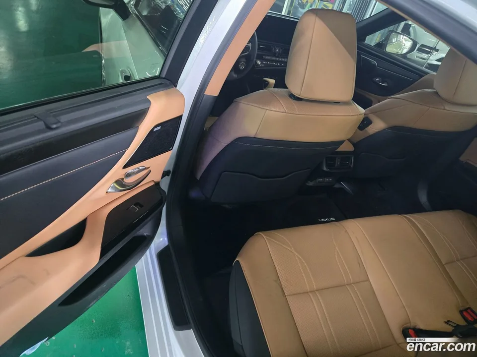 Lexus ES 300h 2023 — миниатюра 3