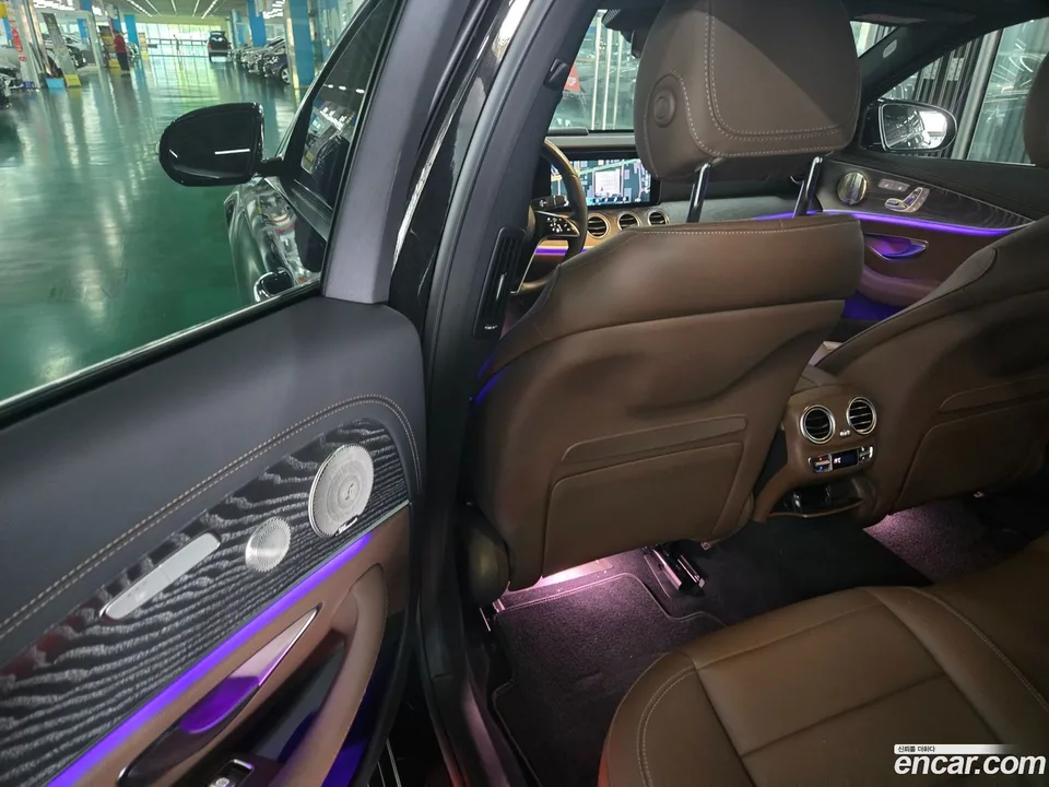 Mercedes-Benz E-Class E350 4MATIC 2023 — thumbnail 4