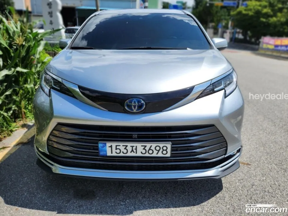 Toyota Sienna 2.5 AWD 2022 — photo 1, buy with delivery to Moscow