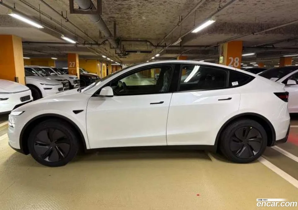 Tesla Model Y RWD 2026 — thumbnail 3