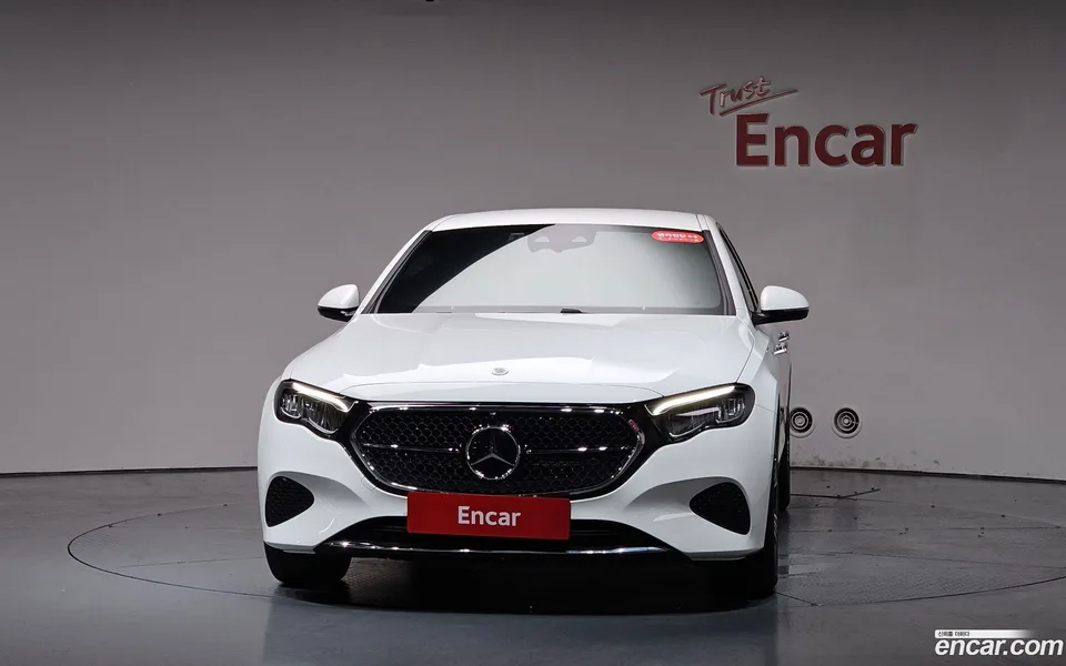 Mercedes-Benz E-Class E200 2024 — thumbnail 3