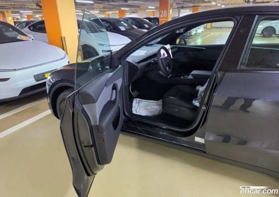 Tesla Model Y RWD 2026 — thumbnail 4