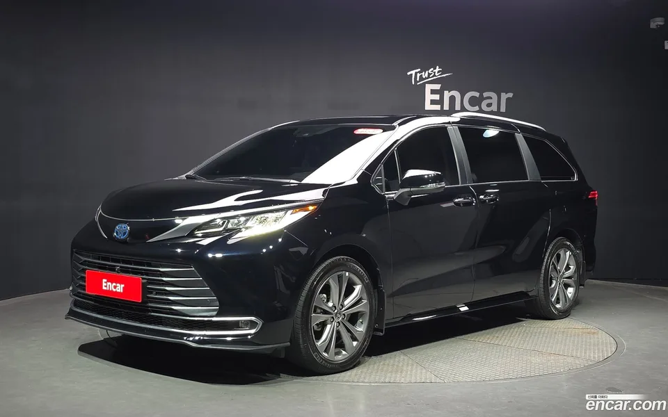 Toyota Sienna 2.5 2WD 2024 — photo 1, buy with delivery to Moscow