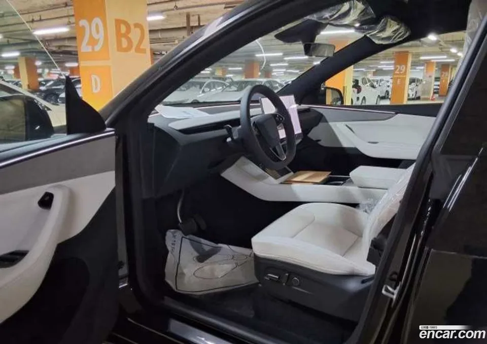Tesla Model Y RWD 2026 — thumbnail 4