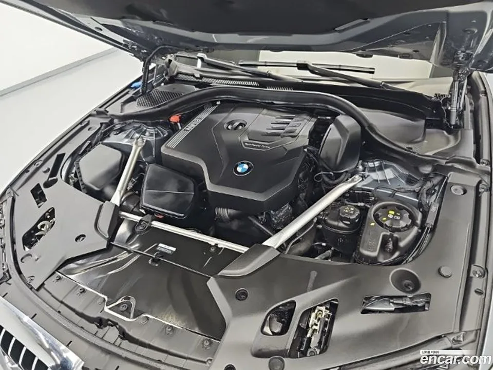 BMW 5 Series 520i M 2023 — thumbnail 2