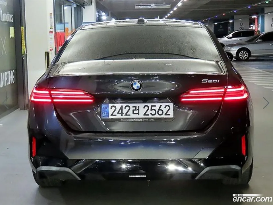 BMW 5 Series 520i M 2025 — thumbnail 2