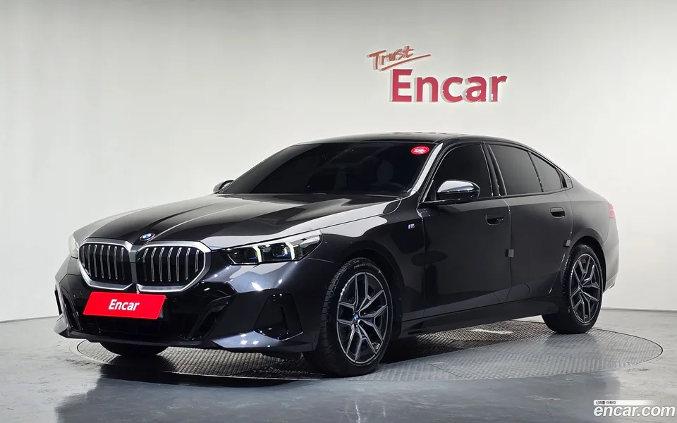 BMW 5 Series 520i M 2025 — фото 1, купить с доставкой в Москву
