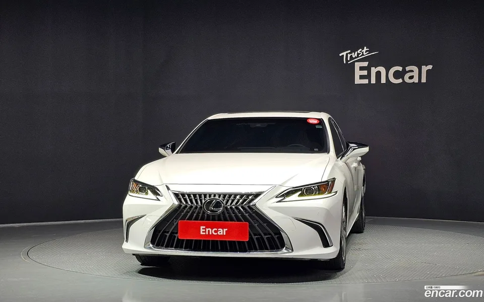 Lexus ES 300h 2023 — thumbnail 3