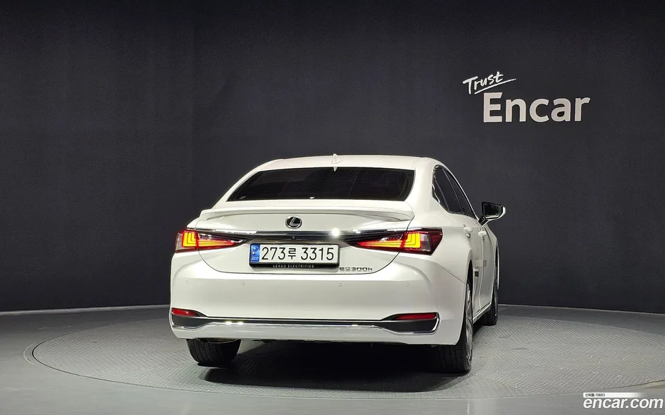 Lexus ES 300h 2023 — thumbnail 4