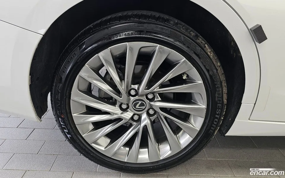 Lexus ES 300h 2023 — thumbnail 5