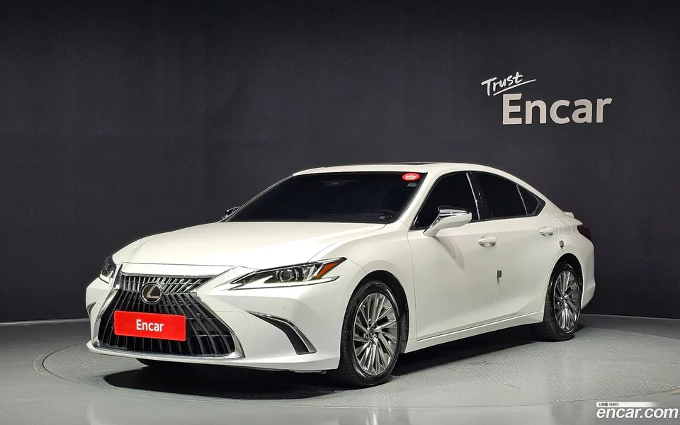 Lexus ES 300h 2023 — photo 1, buy with delivery to Moscow