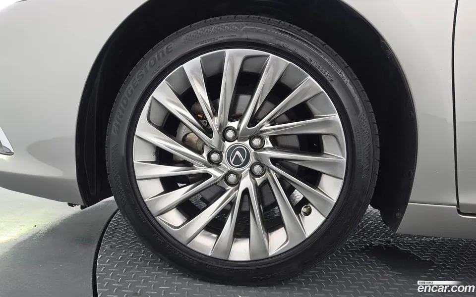 Lexus ES 300h 2022 — thumbnail 2