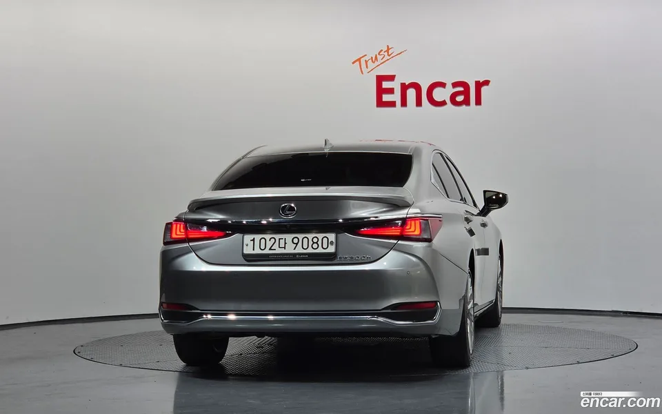 Lexus ES 300h 2022 — thumbnail 4
