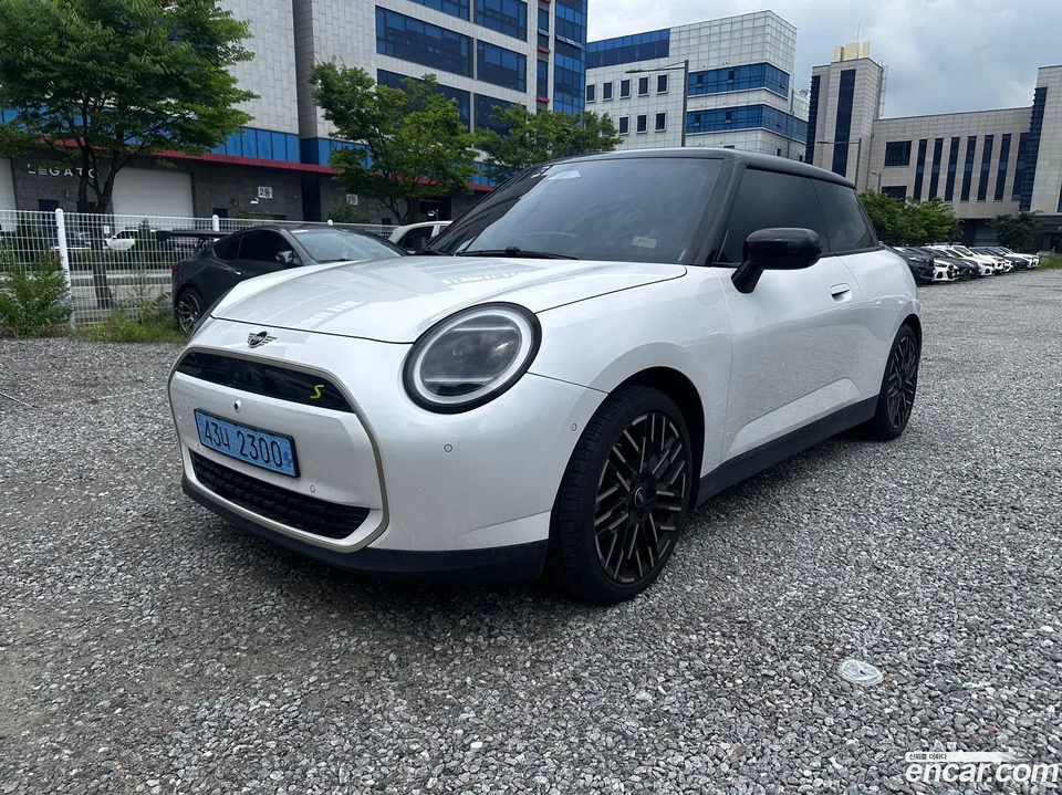MINI Cooper Electric SE 2024 — photo 1, buy with delivery to Moscow