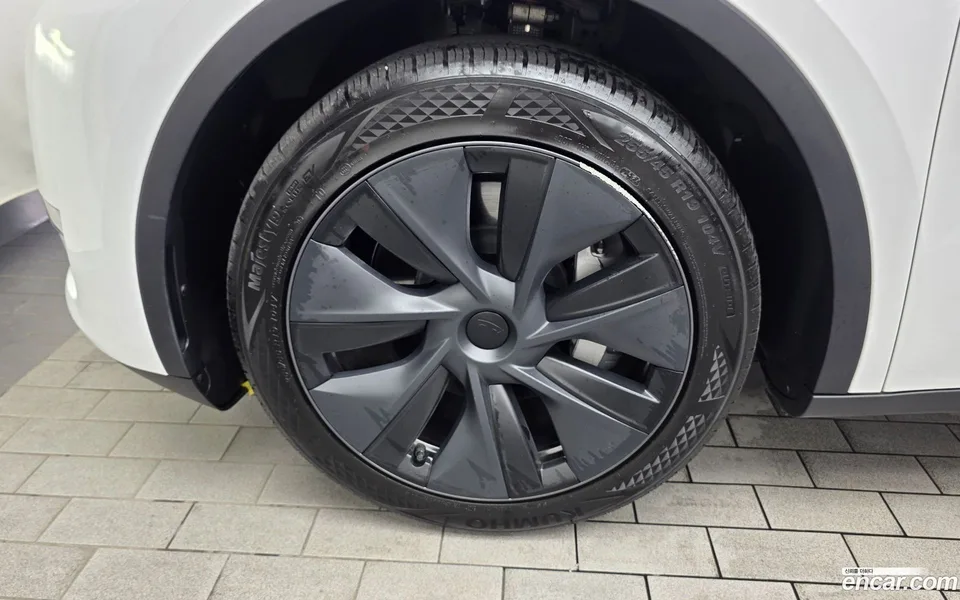 Tesla Model Y AWD 2024 — thumbnail 2
