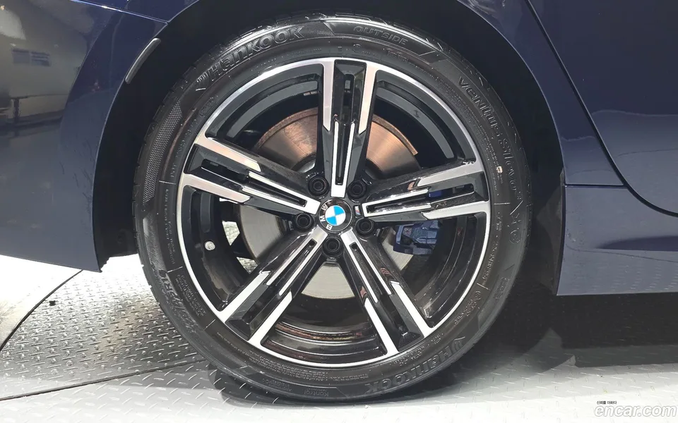 BMW 3 Series 320i M 2025 — thumbnail 2