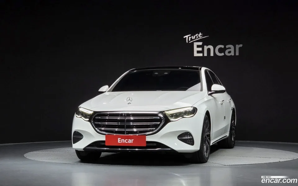 Mercedes-Benz E-Class E300 4MATIC 2024 — thumbnail 3