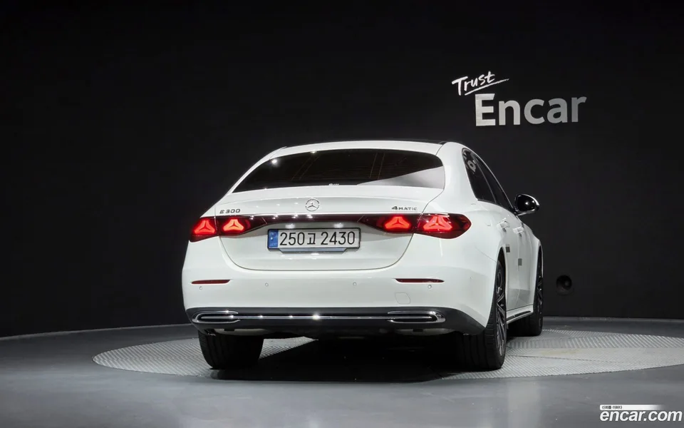 Mercedes-Benz E-Class E300 4MATIC 2024 — thumbnail 4