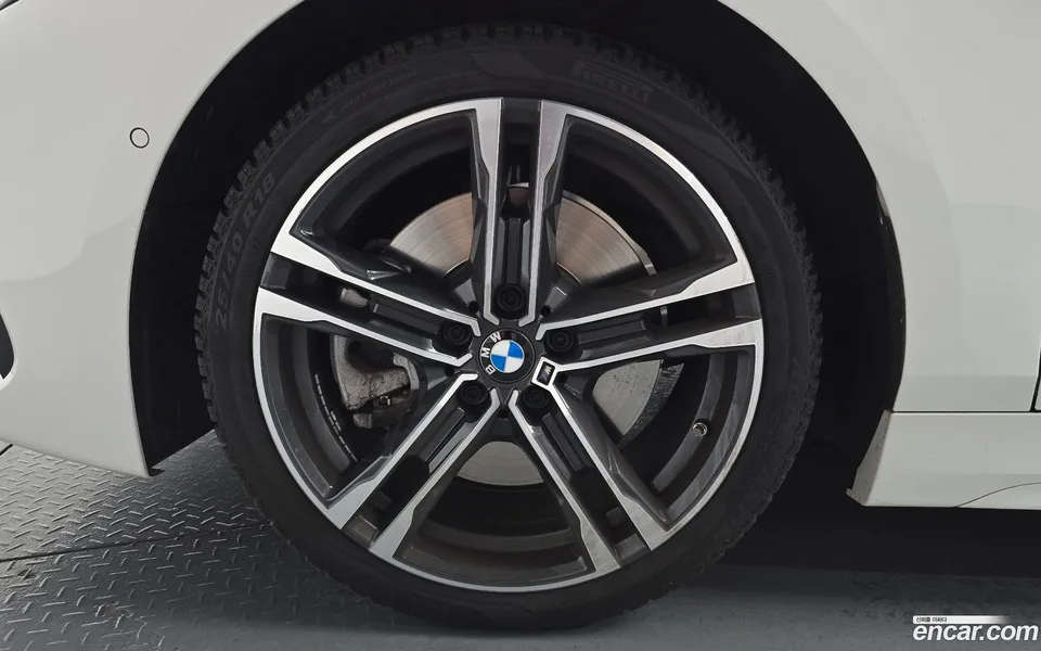 BMW 1 Series 120i M 2023 — thumbnail 2