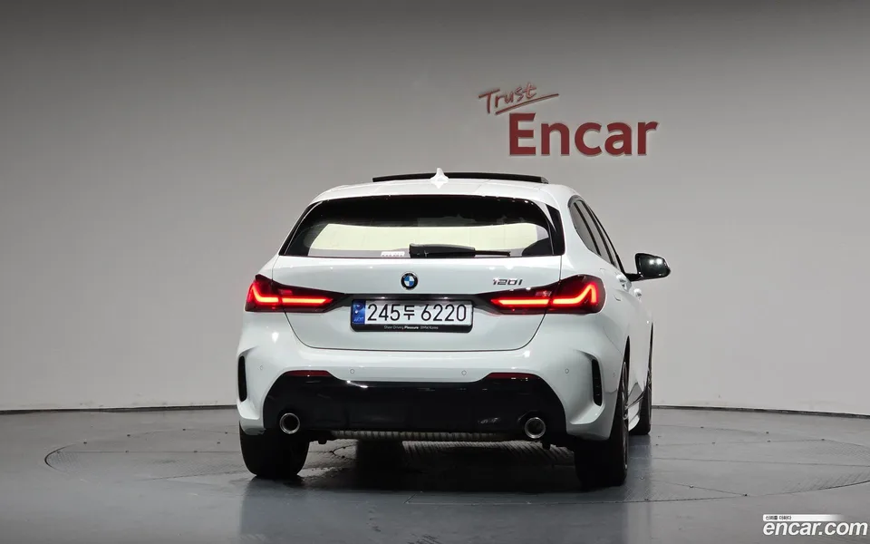BMW 1 Series 120i M 2023 — thumbnail 4