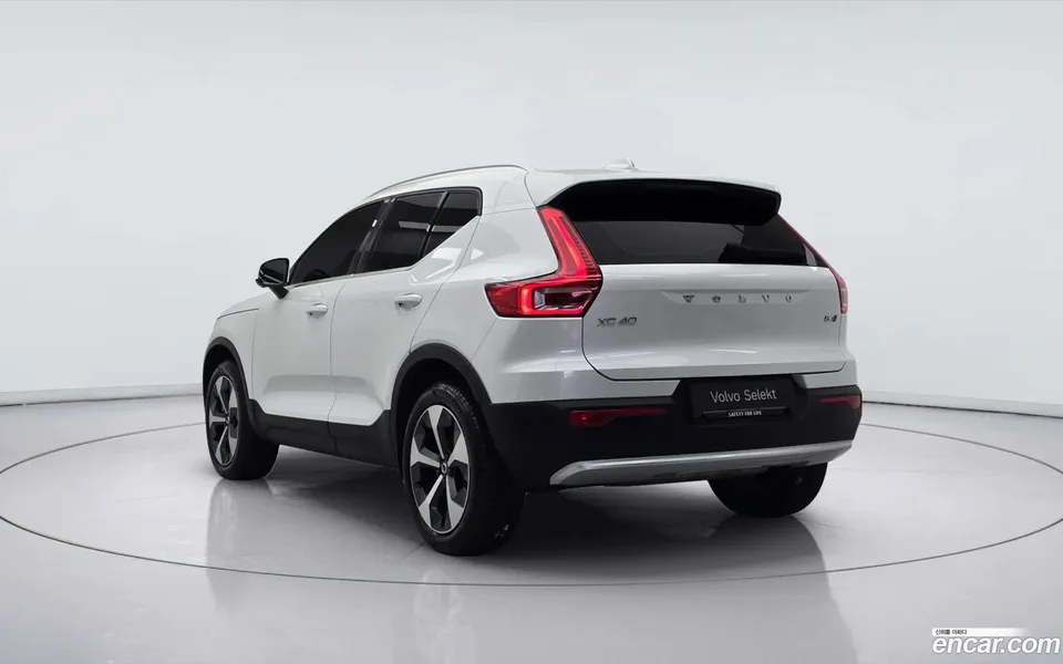 Volvo XC40 B4 2025 — thumbnail 3