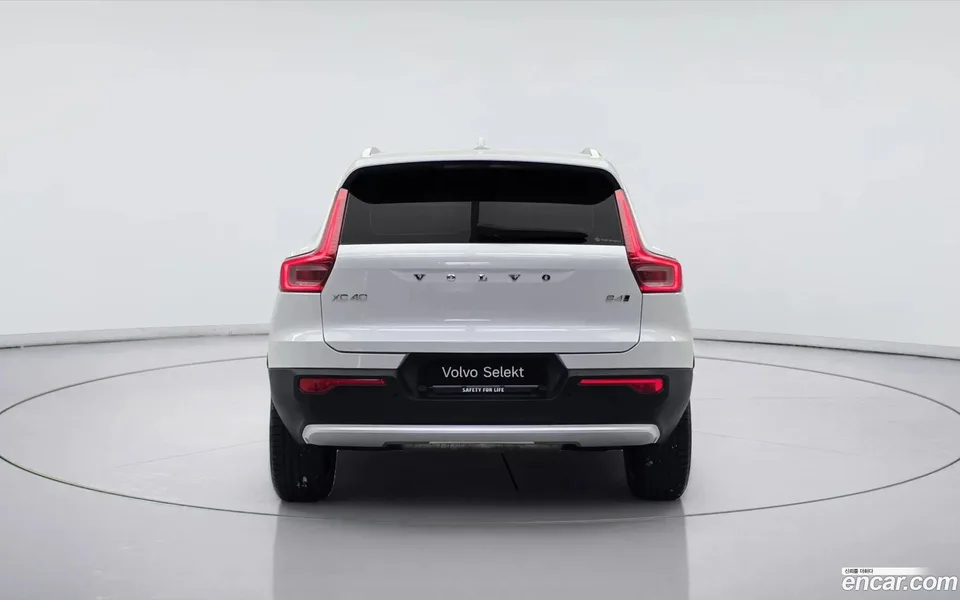 Volvo XC40 B4 2025 — thumbnail 4