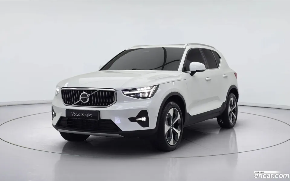 Volvo XC40 B4 2025 — photo 1, buy with delivery to Moscow