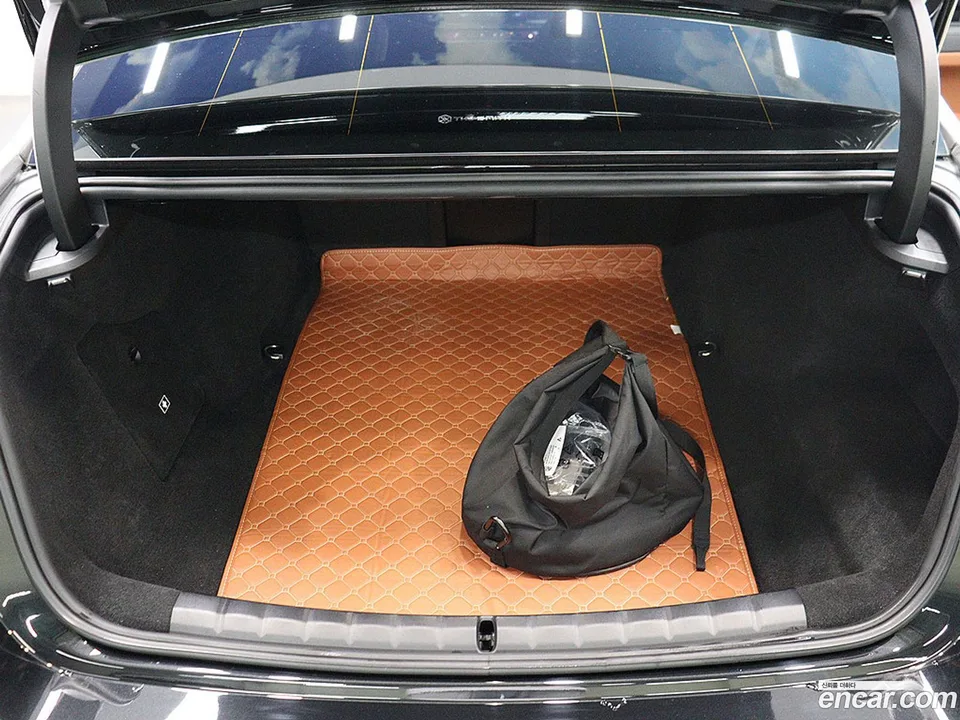 BMW i7 M70 xDrive 2023 — thumbnail 2