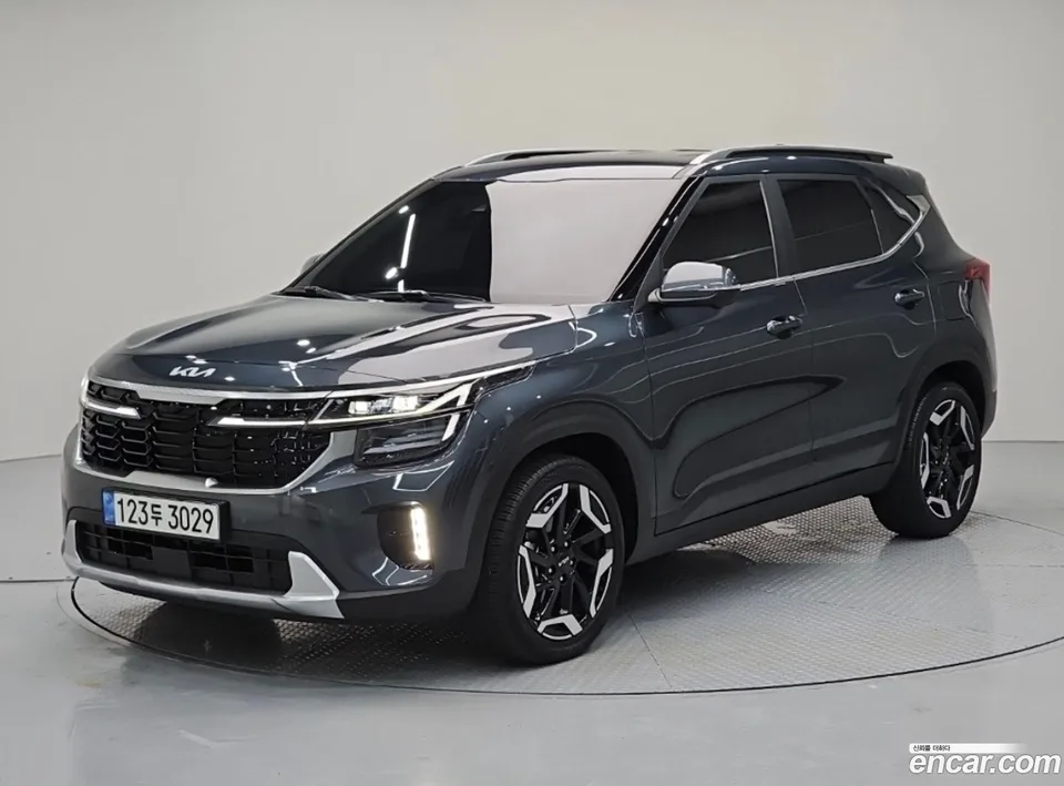 Kia Seltos 2.0 2WD 2022 — photo 1, buy with delivery to Moscow
