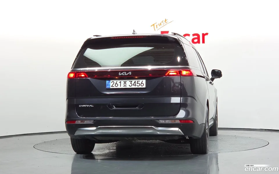 Kia Carnival 7 2023 — thumbnail 4
