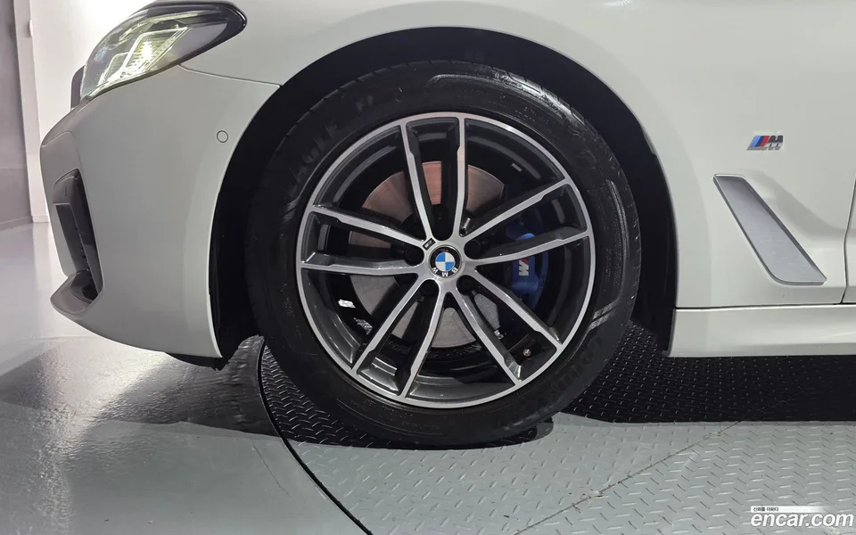 BMW 5 Series 520i M 2023 — thumbnail 5