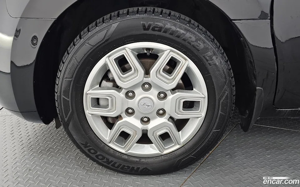 Hyundai Staria L3.5 3 2023 — thumbnail 2