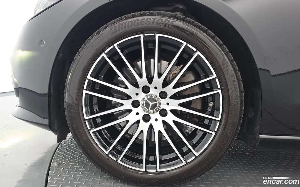 Mercedes-Benz C-Class C300 4MATIC 2024 — thumbnail 2