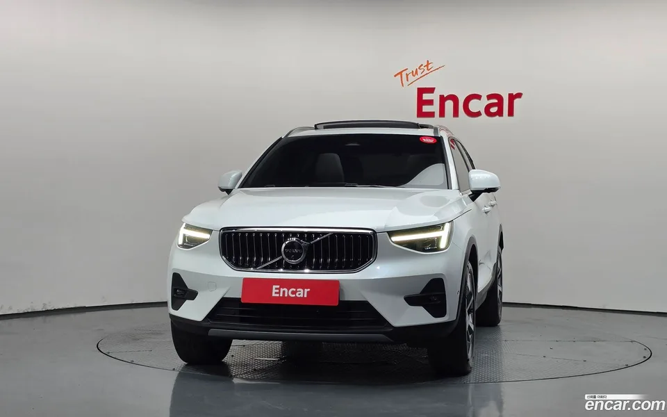 Volvo XC40 B4 2024 — thumbnail 3