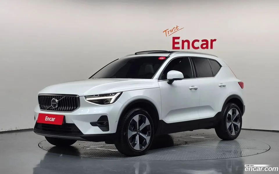 Volvo XC40 B4 2024 — photo 1, buy with delivery to Moscow