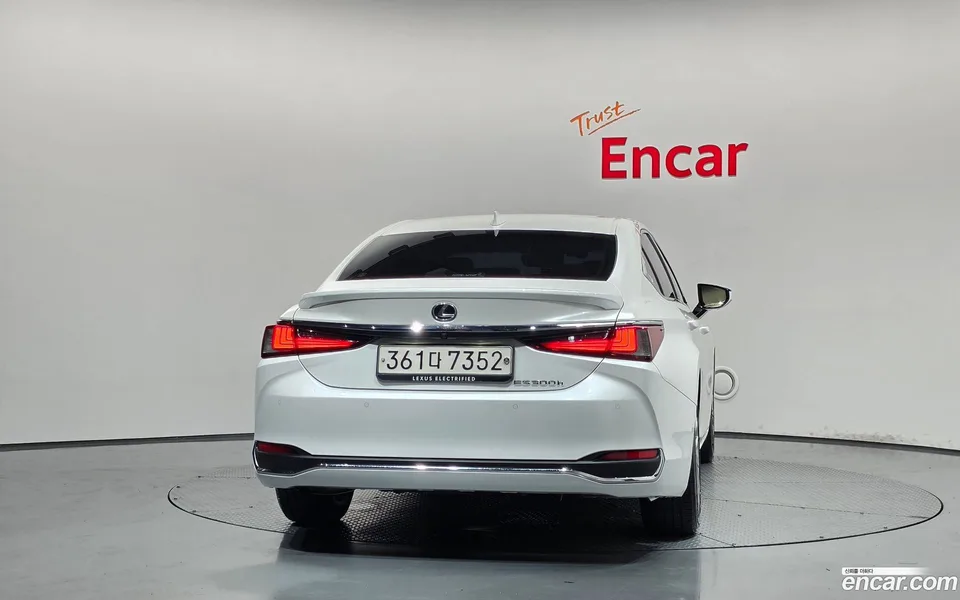 Lexus ES 300h 2024 — thumbnail 4