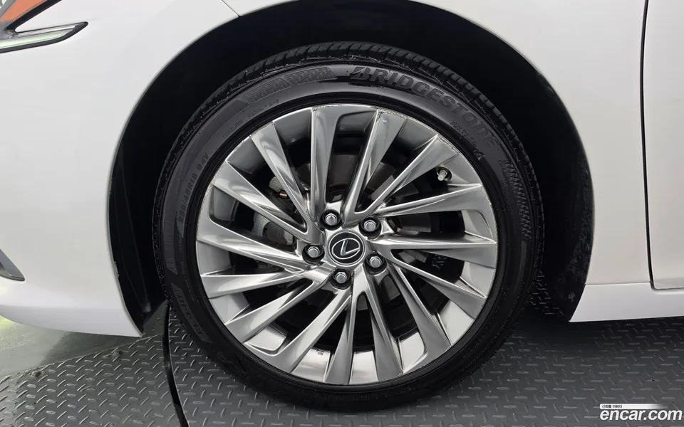 Lexus ES 300h 2024 — thumbnail 5