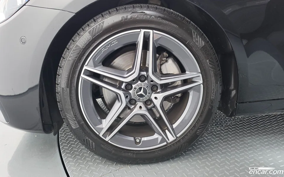 Mercedes-Benz E-Class E250 AMG Line 2023 — thumbnail 2
