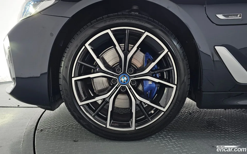 BMW 5 Series 530e M 2023 — thumbnail 2