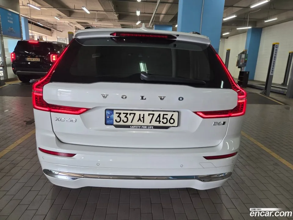 Volvo XC60 B6 2023 — thumbnail 2