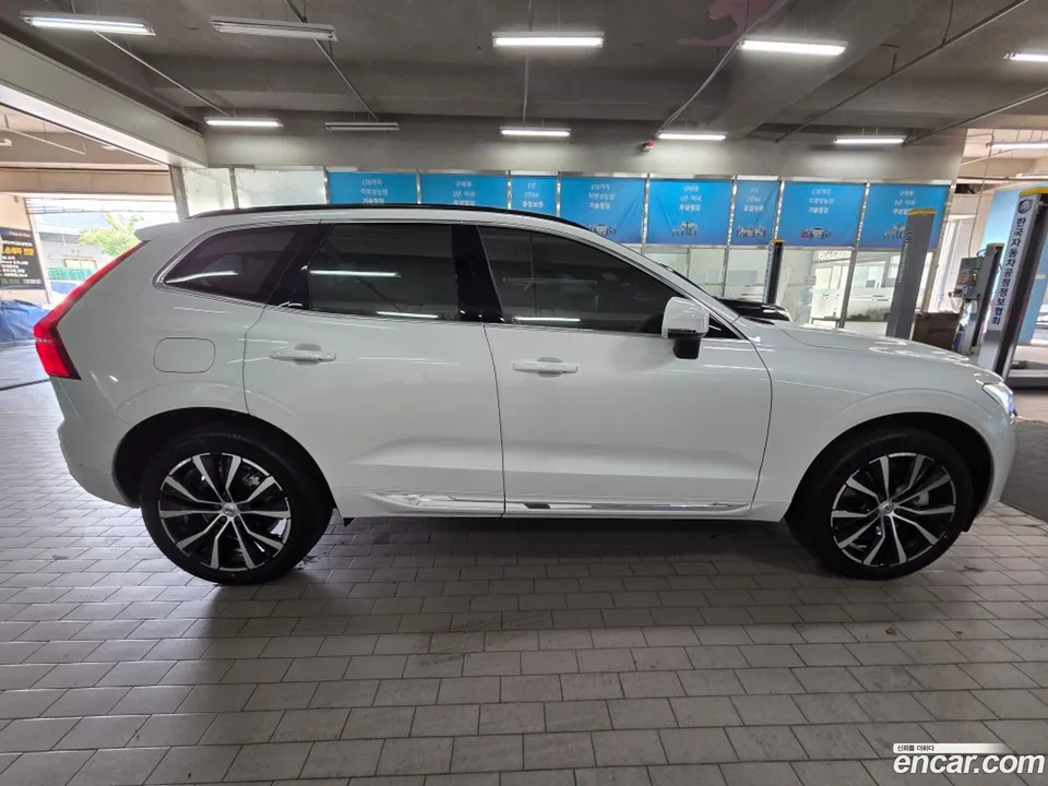Volvo XC60 B6 2023 — thumbnail 4