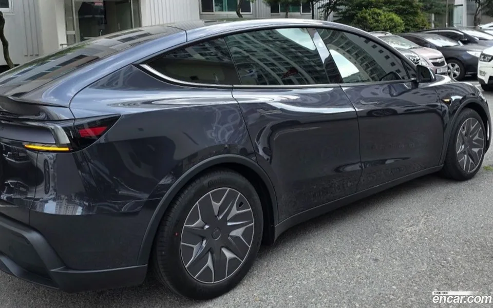 Tesla Model Y L AWD 2026 — thumbnail 2